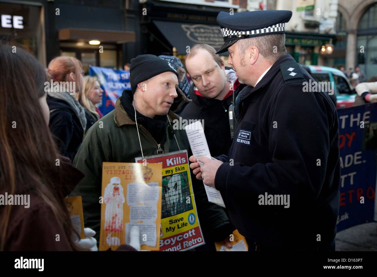 Londra, Regno Unito. 8 dicembre 2012 la coalizione di abolire il commercio di pellicce organizzato manifestazioni di protesta al di fuori del negozio Burberry sul Regents Street contro la vendita di pellicce. Si è passati poi a Great Marlborough Street dove hanno protestato fuori al di là di rétro. Foto Stock