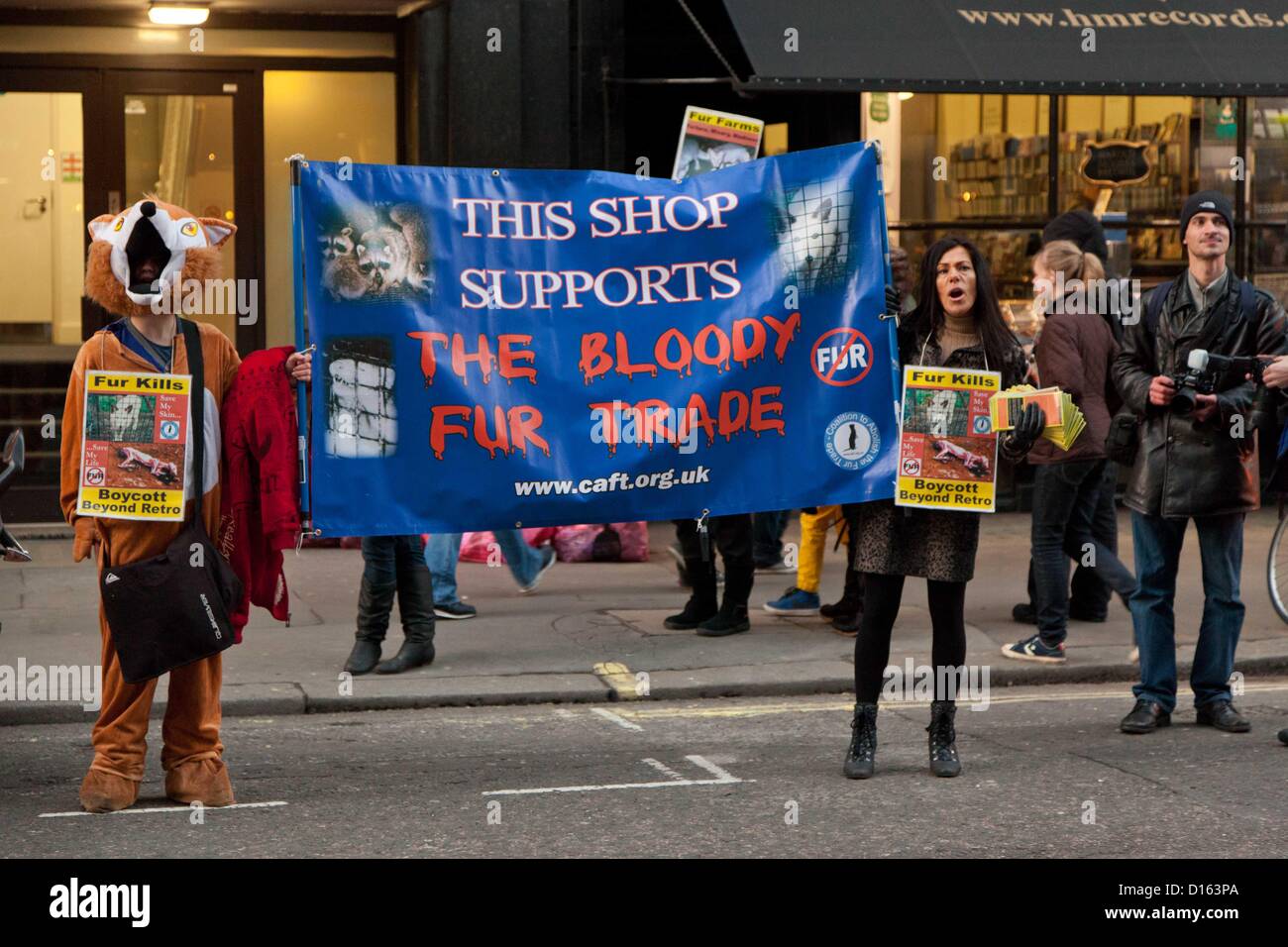 Londra, Regno Unito. 8 dicembre 2012 la coalizione di abolire il commercio di pellicce organizzato manifestazioni di protesta al di fuori del negozio Burberry sul Regents Street contro la vendita di pellicce. Si è passati poi a Great Marlborough Street dove hanno protestato fuori al di là di rétro. Foto Stock