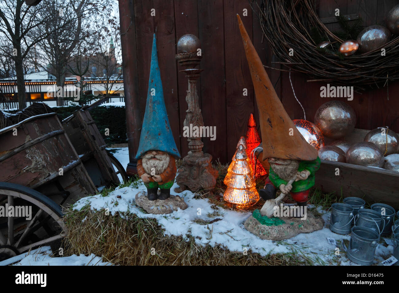 Il vecchio giardino gnomi, Brownie o leprechauns associato con il Nordic Natale nel paesaggio invernale a Tivoli Mercatino di Natale, Copenhagen, Danimarca Foto Stock