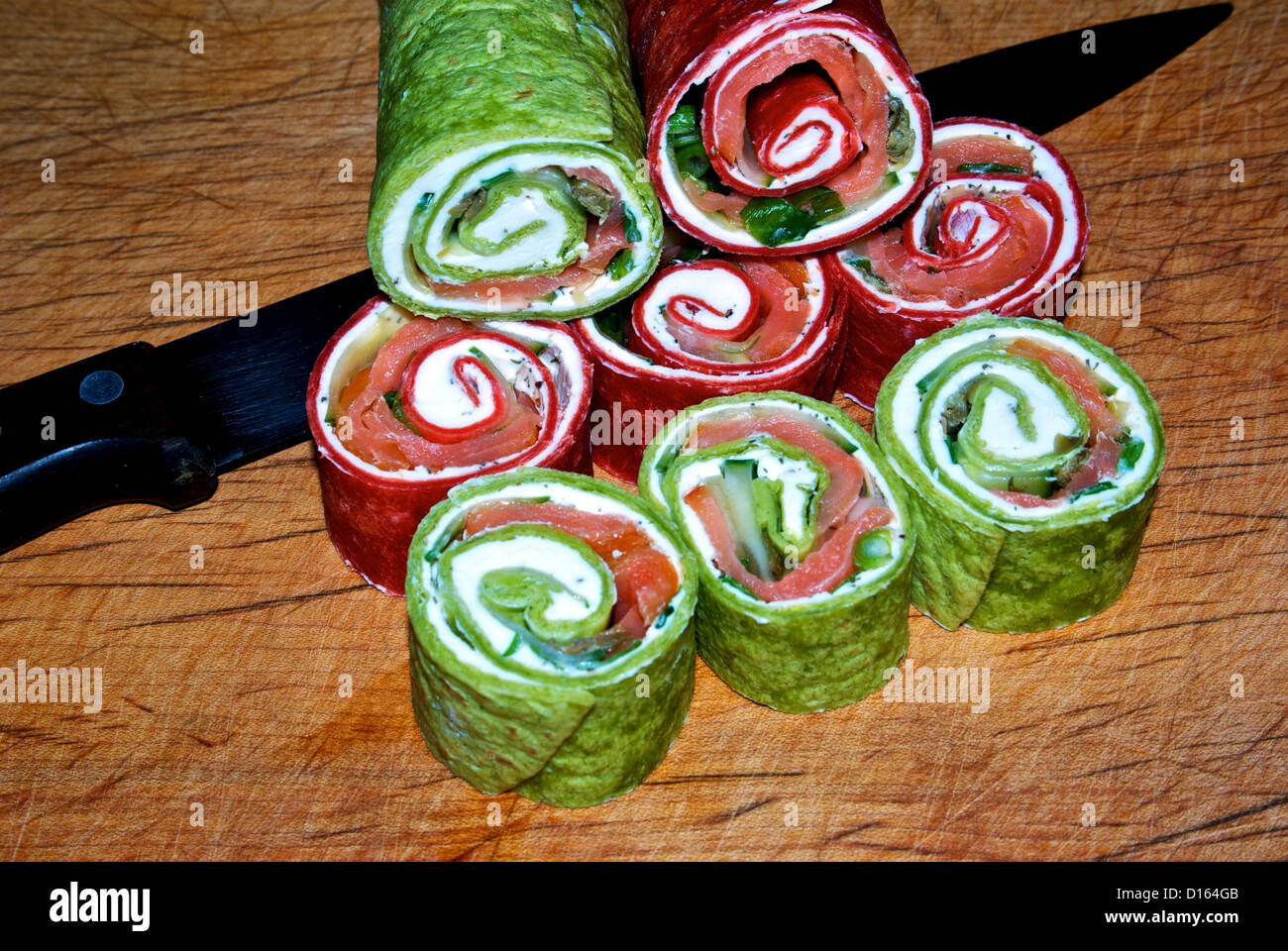 Fette di Salmone affumicato pinwheels utilizzando rosso pomodoro Roma & green spinaci tortilla di farina per dare colore Foto Stock
