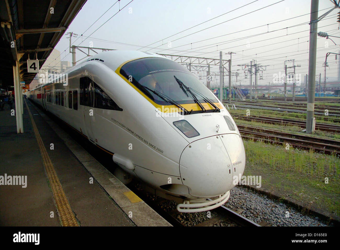 JR Kyushu 885 serie su una limitata Kamome servizio express Foto Stock