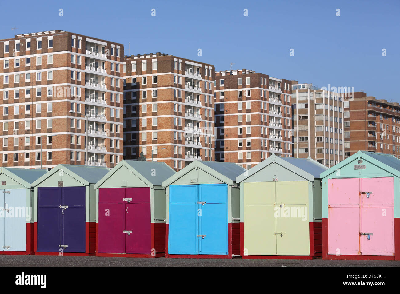 Colorate cabine sulla spiaggia, lungo la passeggiata a Hove in East Sussex. TV News reader Kate Silverton ha ha acquistato una capanna. Foto Stock