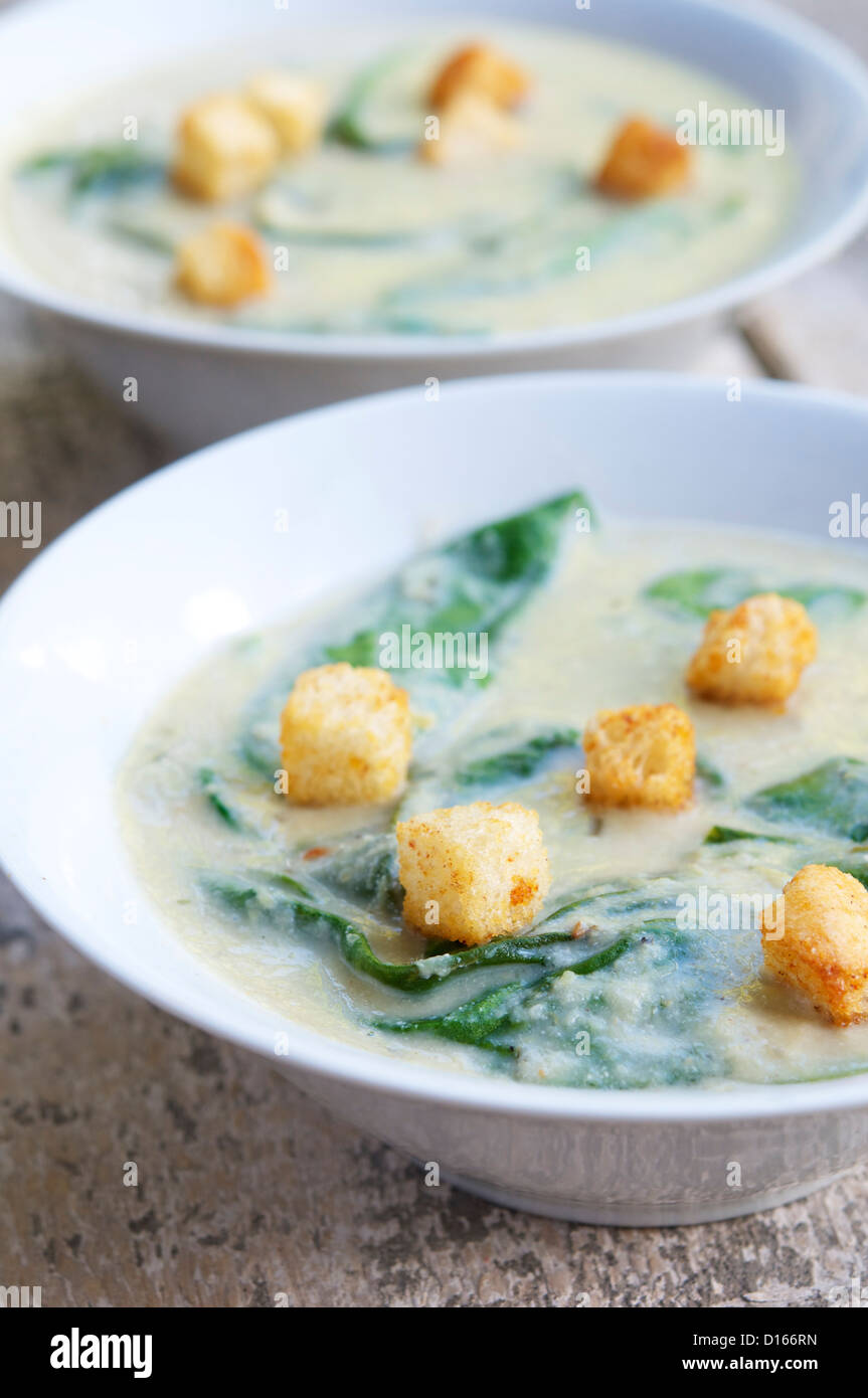 Una zuppa vegana versione di gustosi e popolari di spinaci carciofo dip. Foto Stock