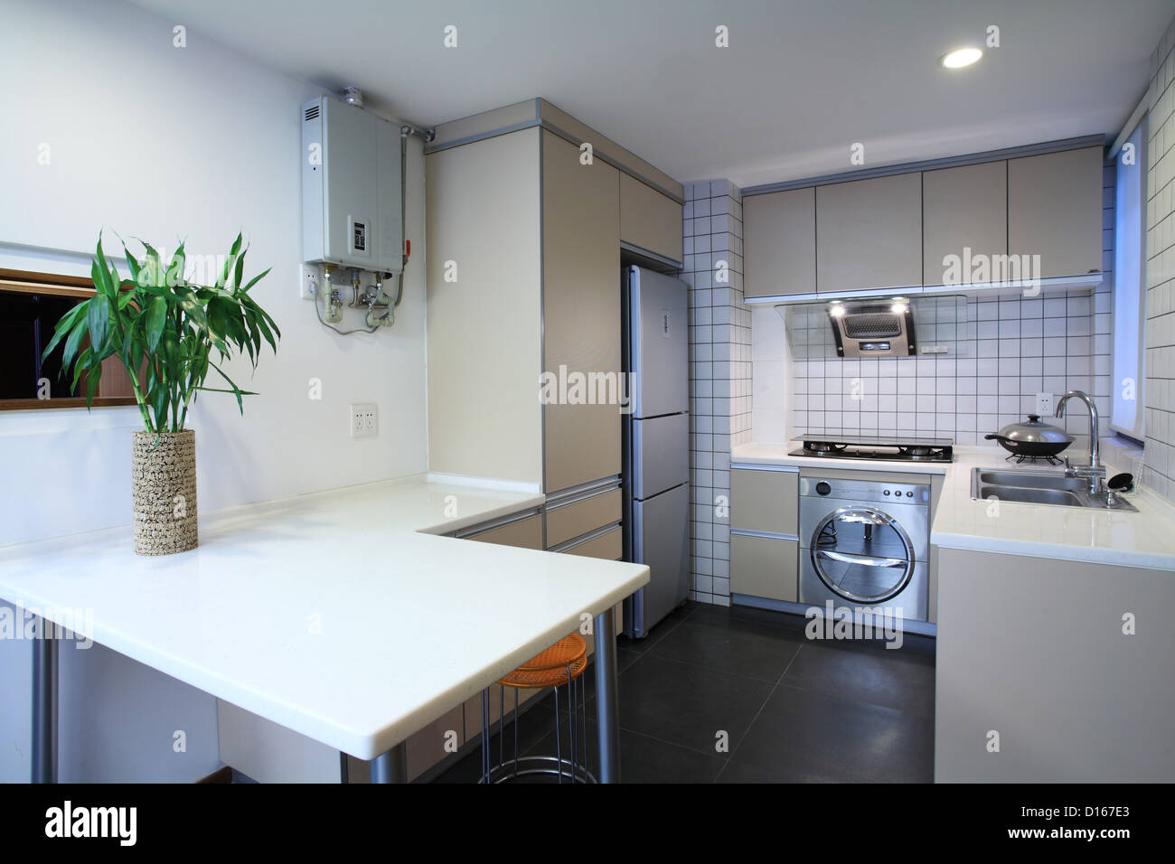 Il design degli interni di pulito e moderno di colore bianco e nero cucina con attrezzature in acciaio inossidabile Foto Stock