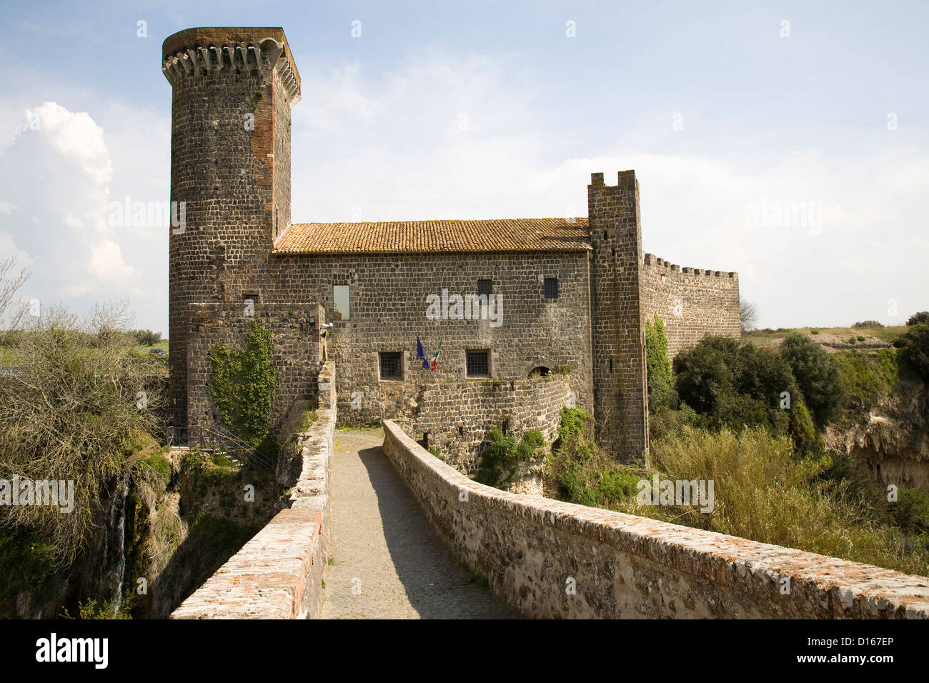 L'Europa, Italia, lazio, Vulci, Castello della Badia e ponte dell'abbazia Foto Stock