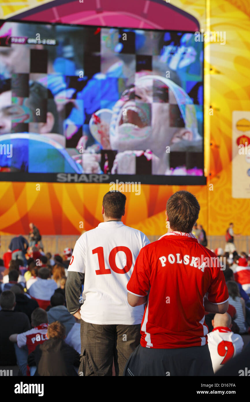 Polacco per gli appassionati di calcio a guardare la partita durante Euro 2012 in Gdansk, Polonia Foto Stock