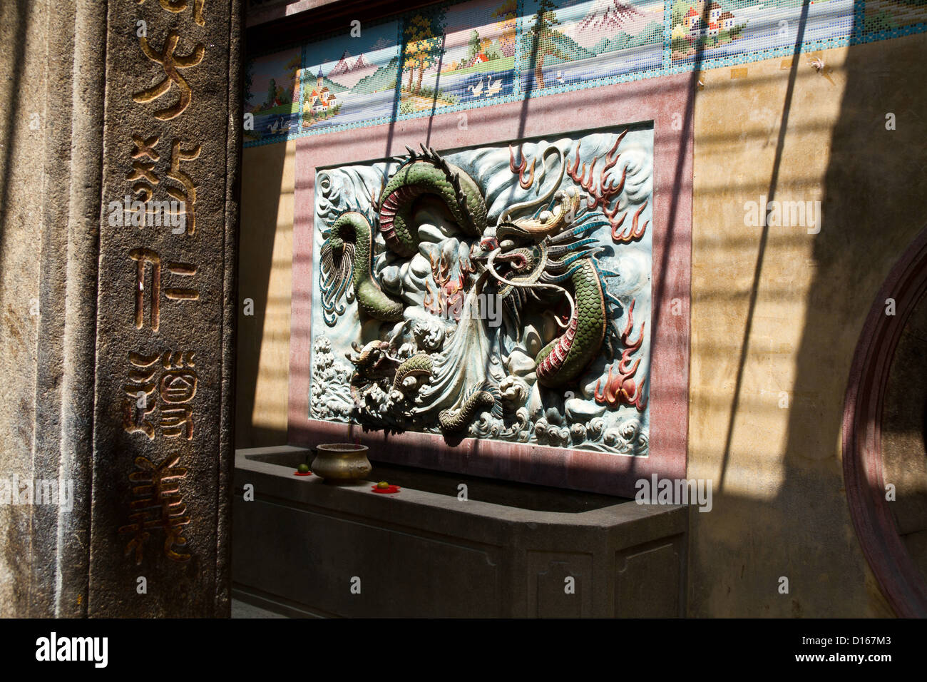 La scultura a parete nel tempio Cinese Tam Son Hoi Quan nella città di Ho Chi Minh, Vietnam Foto Stock