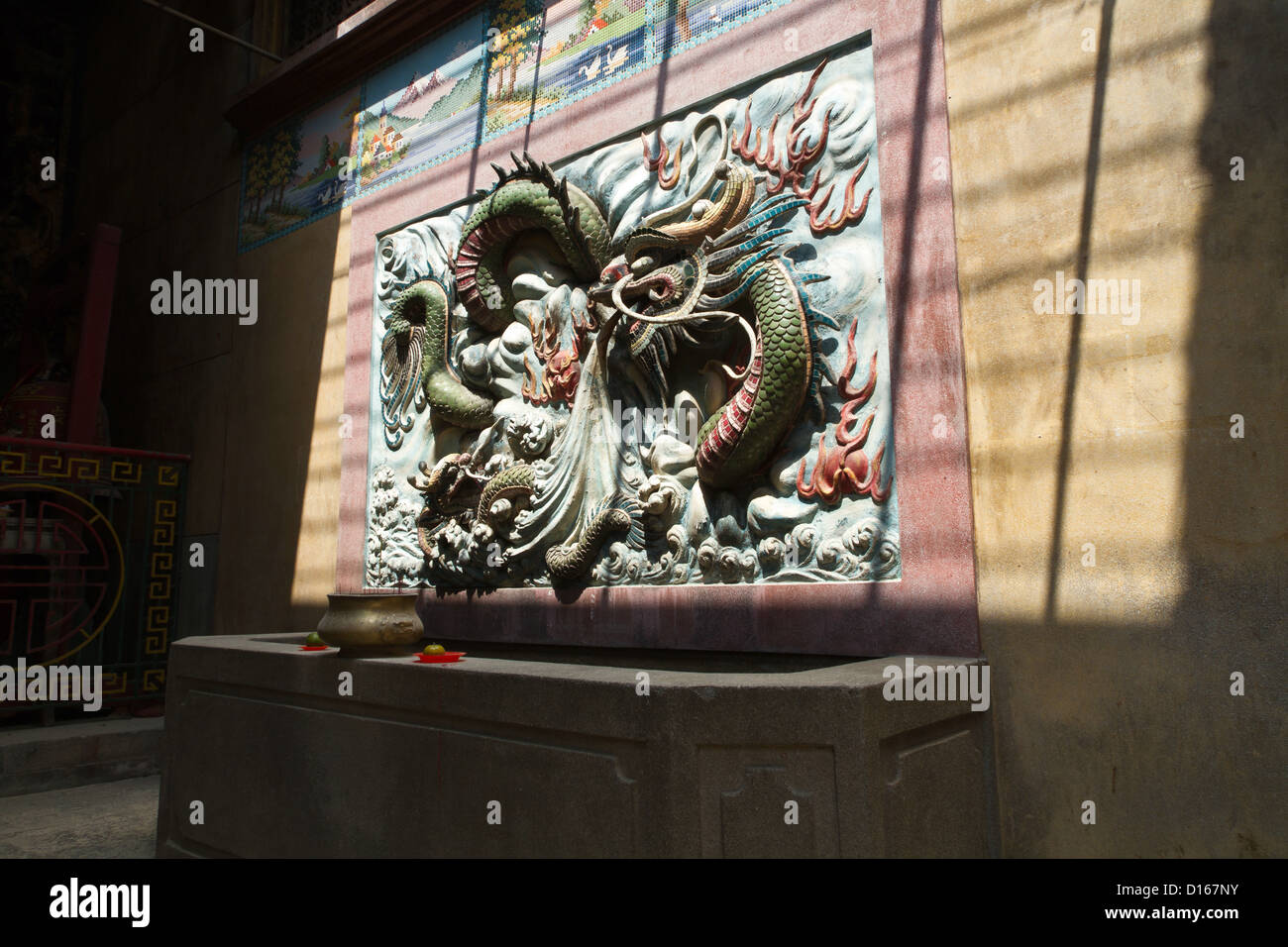 La scultura a parete nel tempio Cinese Tam Son Hoi Quan nella città di Ho Chi Minh, Vietnam Foto Stock
