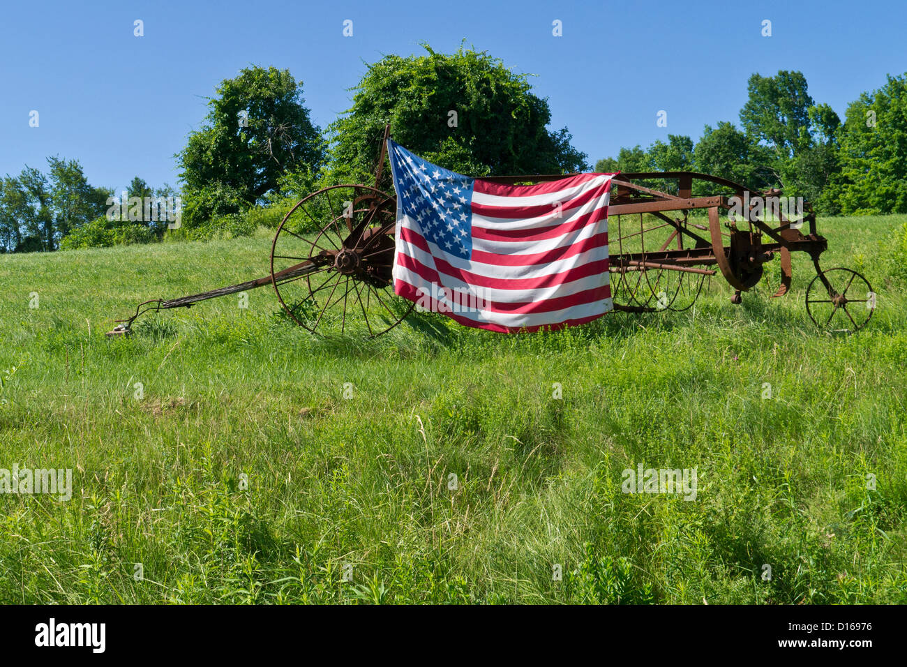 Bandiera americana visualizzata lungo una strada di campagna Foto Stock