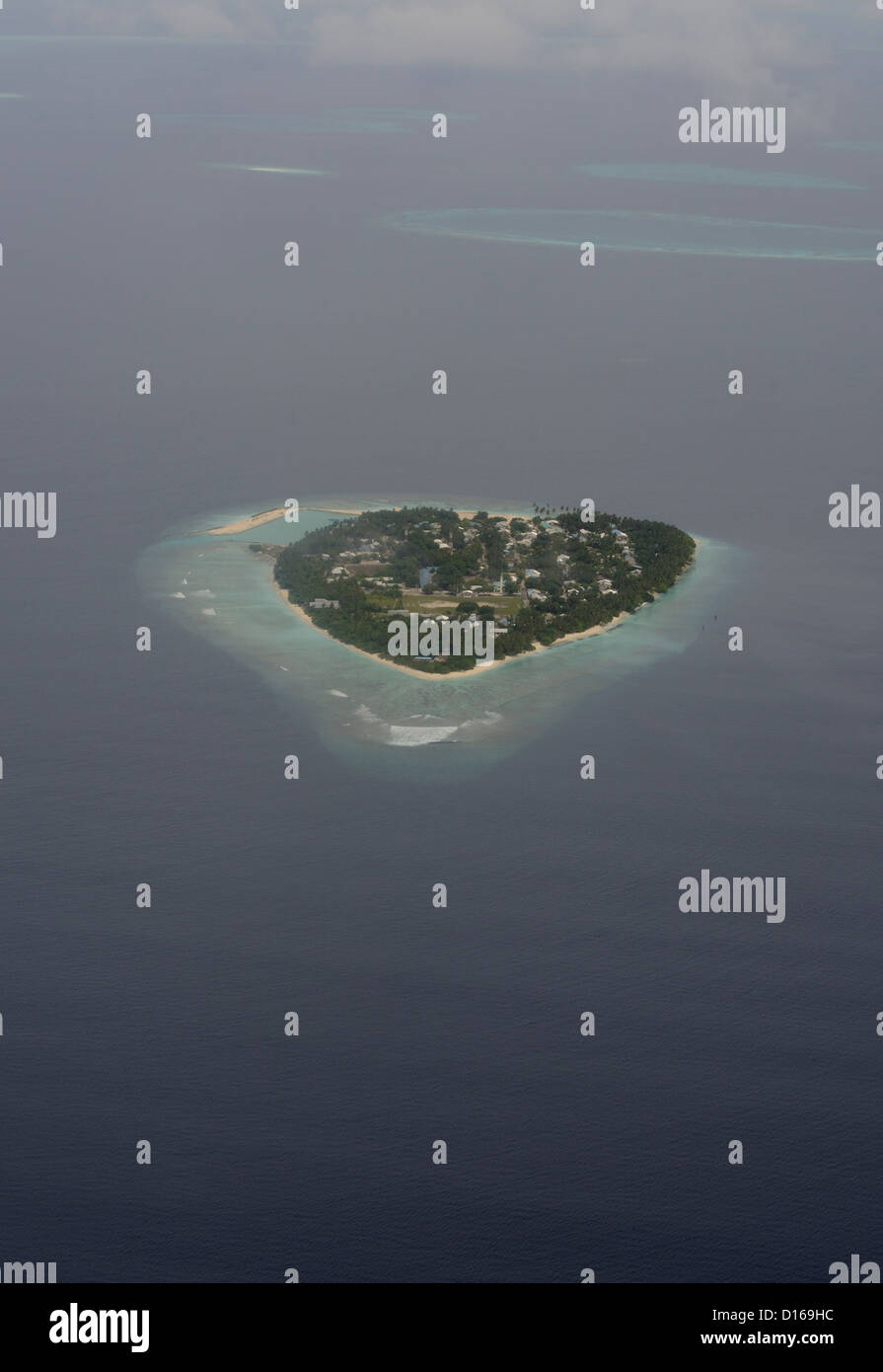 Maldive cuore isola atollo di amore mare blu verticale Foto Stock
