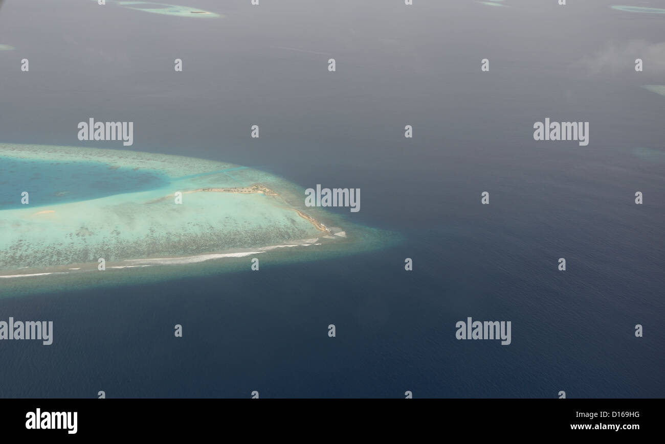 Isole Maldive amore atollo blu mare aeriel shot Foto Stock
