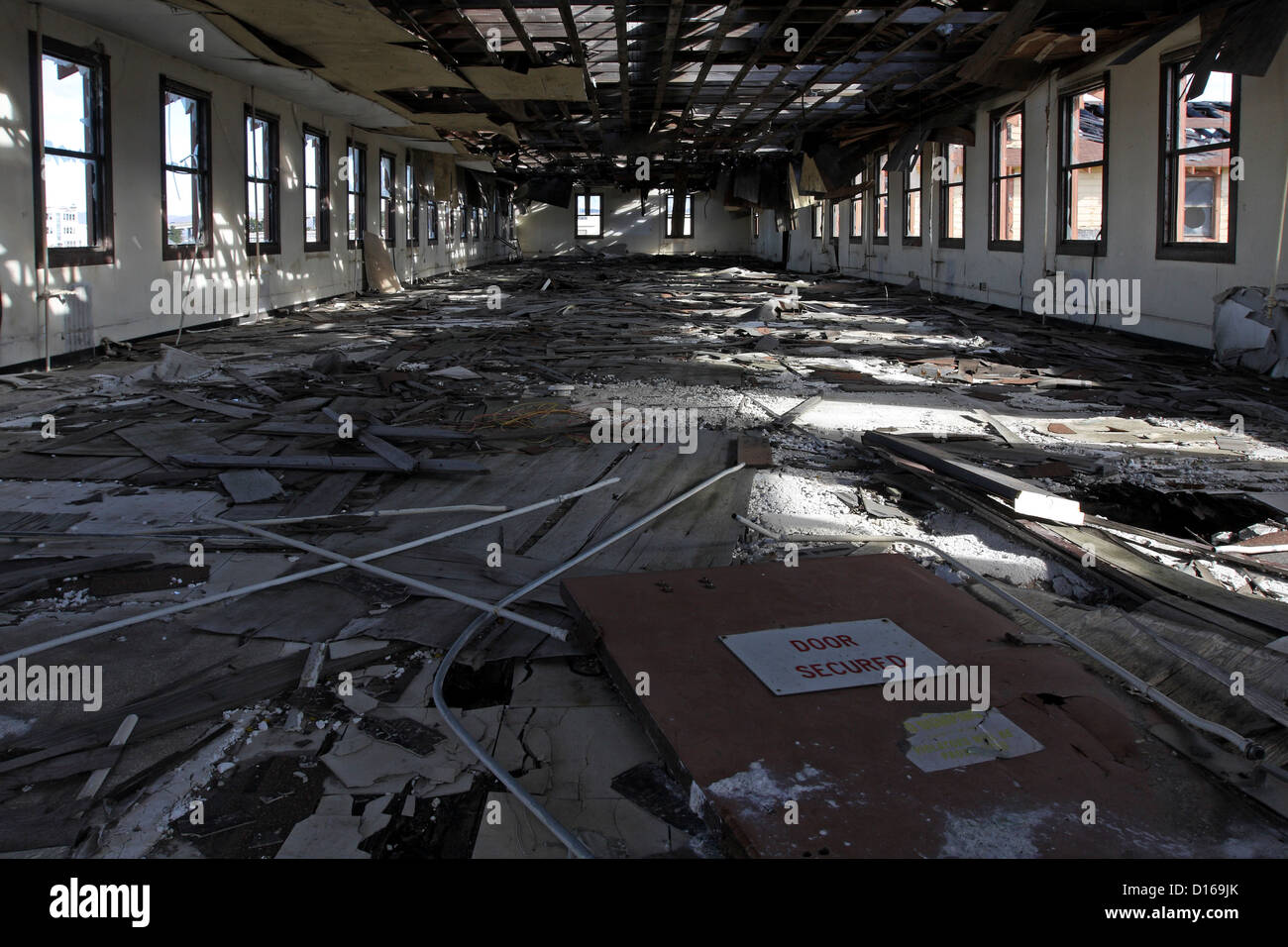I filtri di luce attraverso il tetto di una caserma abbandonata con la chiusura del Mare isola cantiere navale nei pressi di Vallejo, California. Foto Stock
