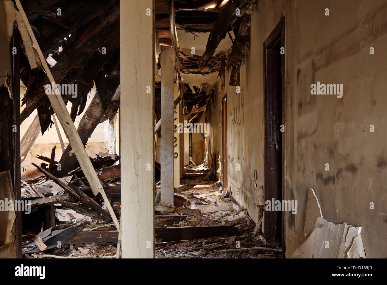 Riempito di detriti corridoio in un edificio abbandonato al chiuso Mare isola cantiere navale nei pressi di Vallejo, California Foto Stock