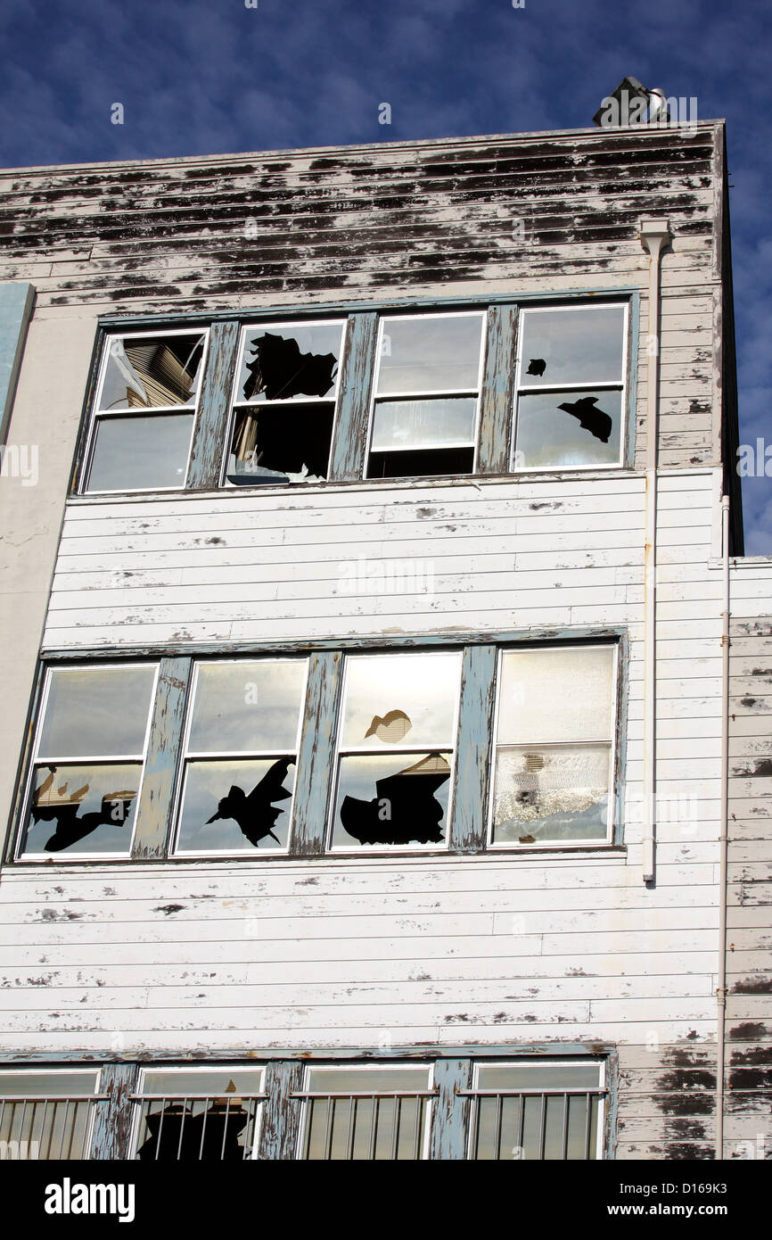 Vetri rotti su un edificio abbandonato al chiuso Mare isola cantiere navale in Vallejo, California Foto Stock
