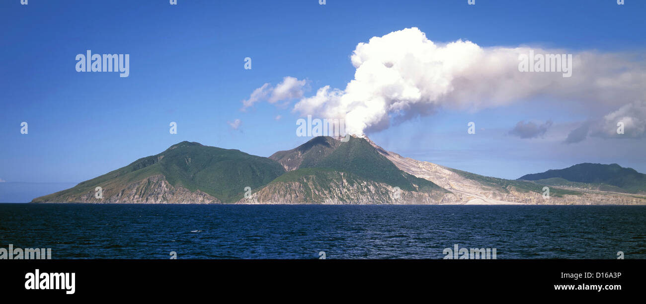 Montserrat fumo vulcano nelle colline Soufriere poco dopo l'eruzione nel 1997 percorso di devastazione e lava scorre in mare ora nella zona di esclusione Foto Stock