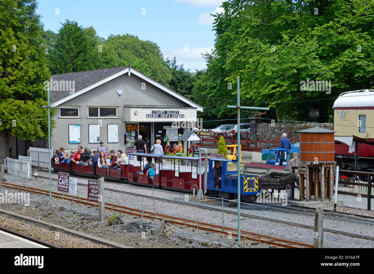 Betws y Coed stazione ferroviaria & Conwy Valley Railway shop e museo con persone che viaggiano su ferrovia in miniatura Clwyd North Wales UK Foto Stock