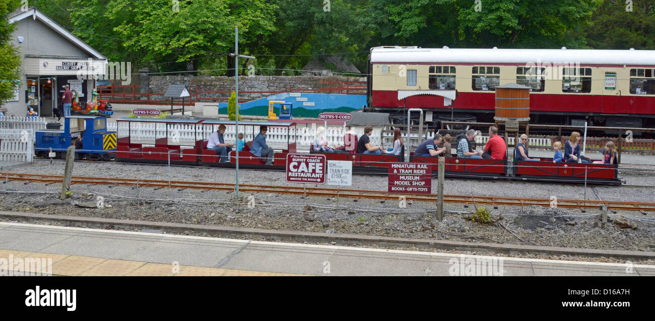 Betws y Coed stazione ferroviaria & Conwy Valley Railway shop e museo con persone che viaggiano su ferrovia in miniatura Clwyd North Wales UK Foto Stock