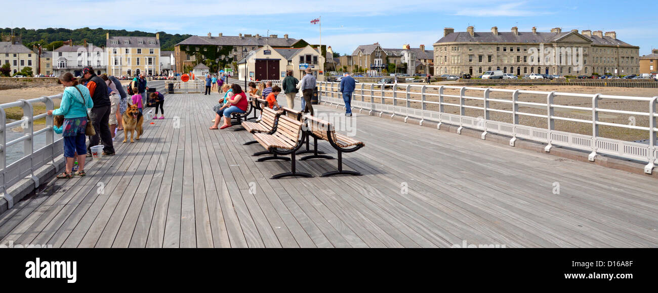 La gente sul molo a Beaumaris ingresso orientale per il Menai Strait su Anglesey Gwynedd North Wales UK Foto Stock