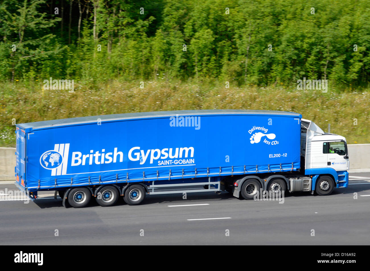 Vista laterale British gesso Saint-Gobain cartongesso materiali business azienda supply chain camion & rimorchio trasporto con marchio pubblicità UK Foto Stock