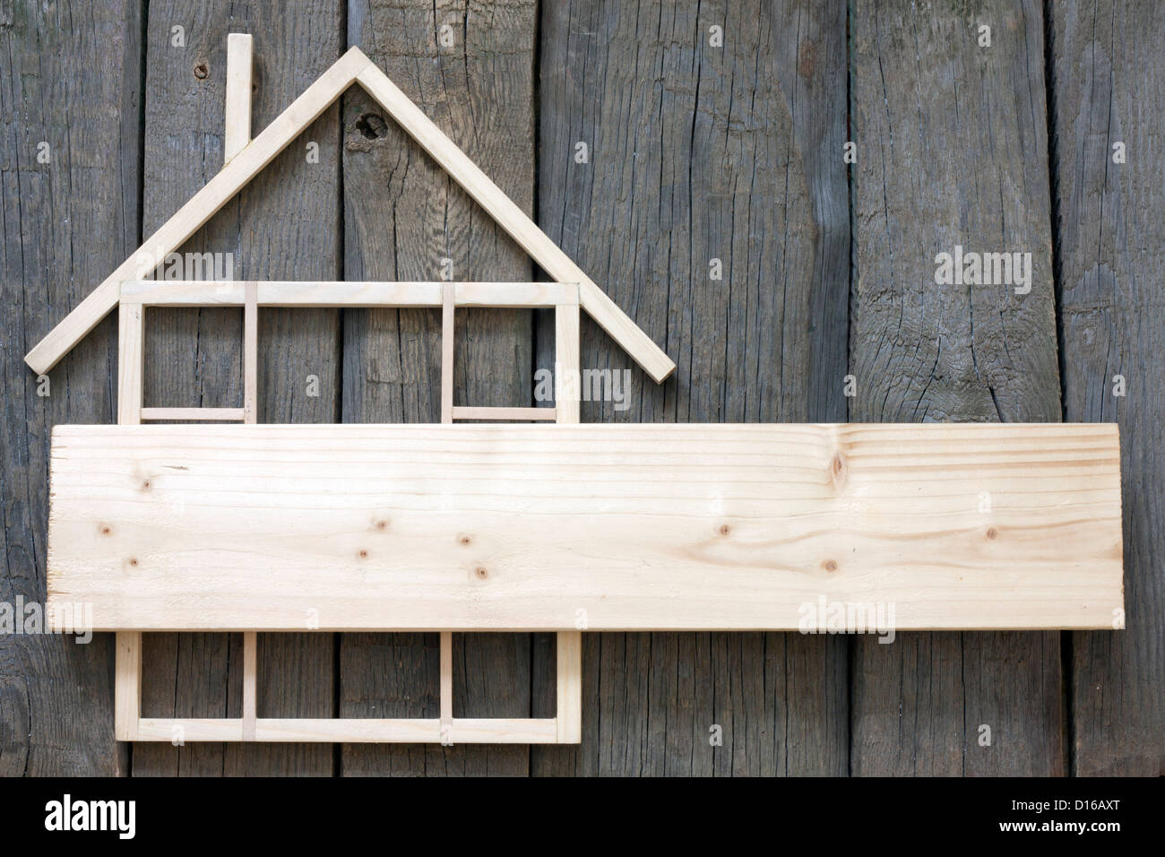 Casa in legno da costruzione e restauro di strumenti astratti sfondo concetto creativo Foto Stock
