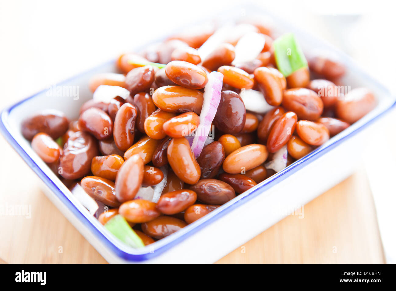 Insalata di fagioli cotti con cipolle, close up Foto Stock
