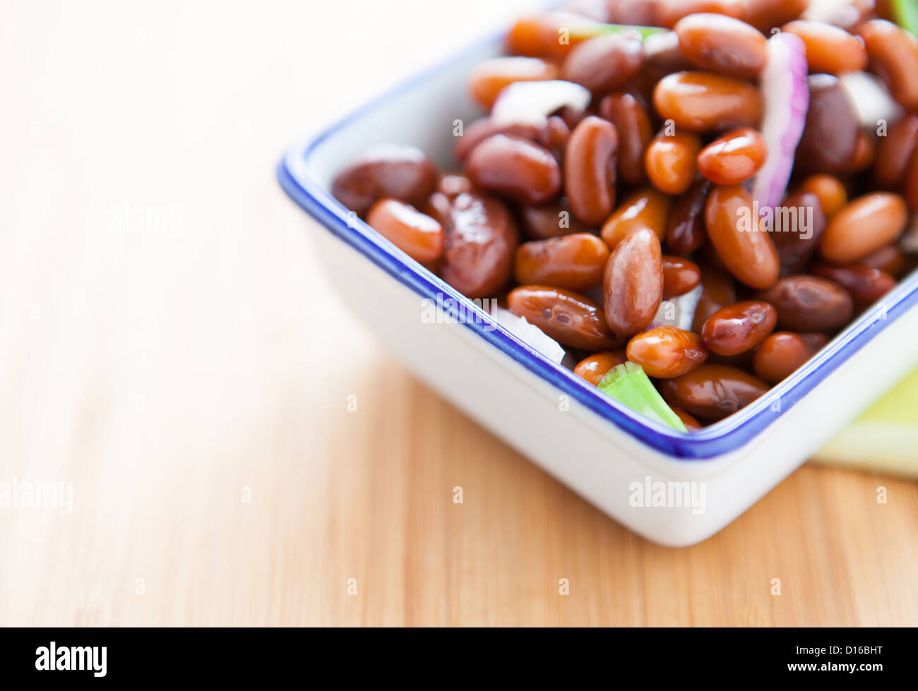 Insalata di fagioli bianchi bolliti su una superficie in legno, close up Foto Stock