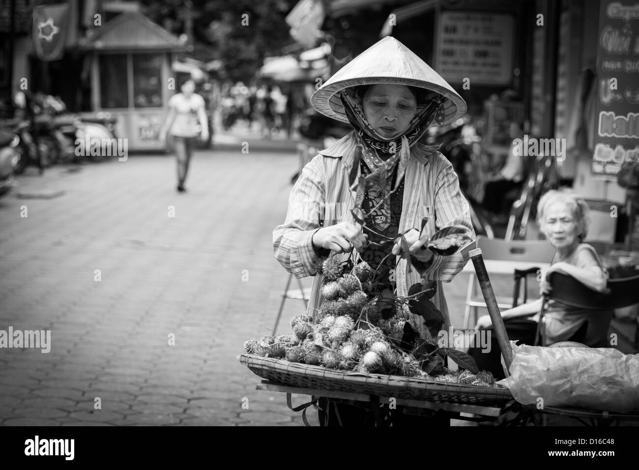 Femmina fornitore street nella città vecchia di Hanoi e nel Vietnam del Sud-est asiatico Foto Stock