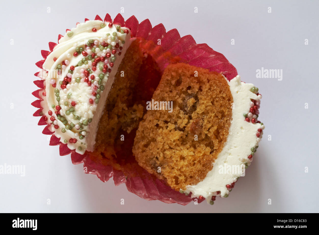 Natale tritare cupcake torta tagliata a metà, dimezzato, isolato su sfondo bianco Foto Stock