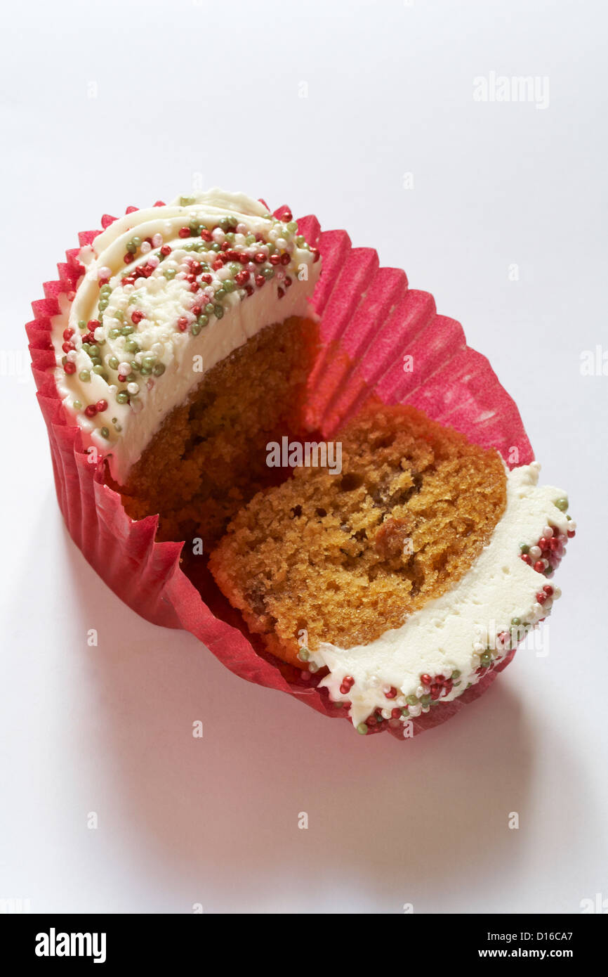 Natale tritare cupcake torta tagliata a metà, dimezzato, isolato su sfondo bianco Foto Stock