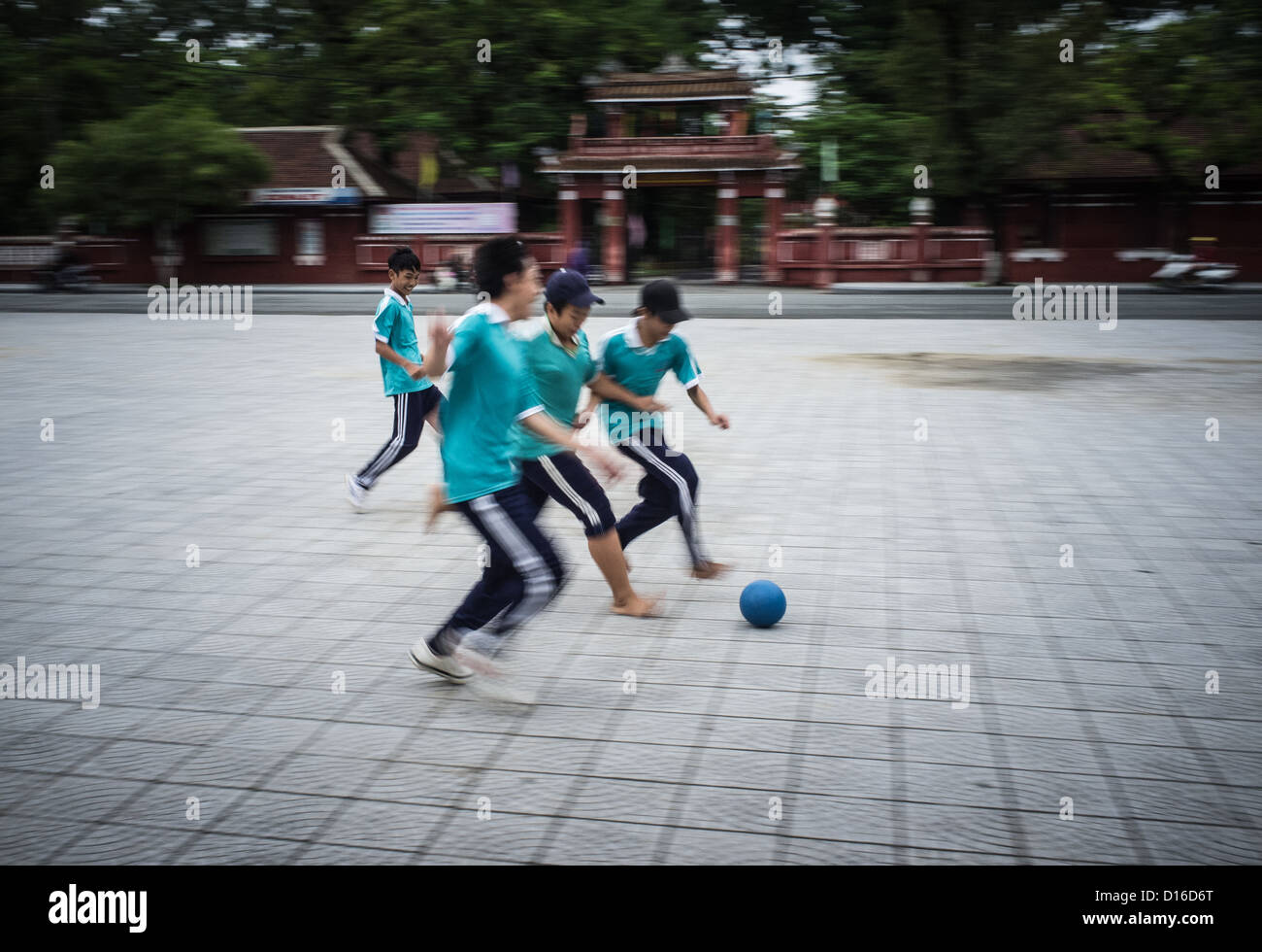 La scuola dei bambini che giocano a calcio a Hue Vietnam Foto Stock