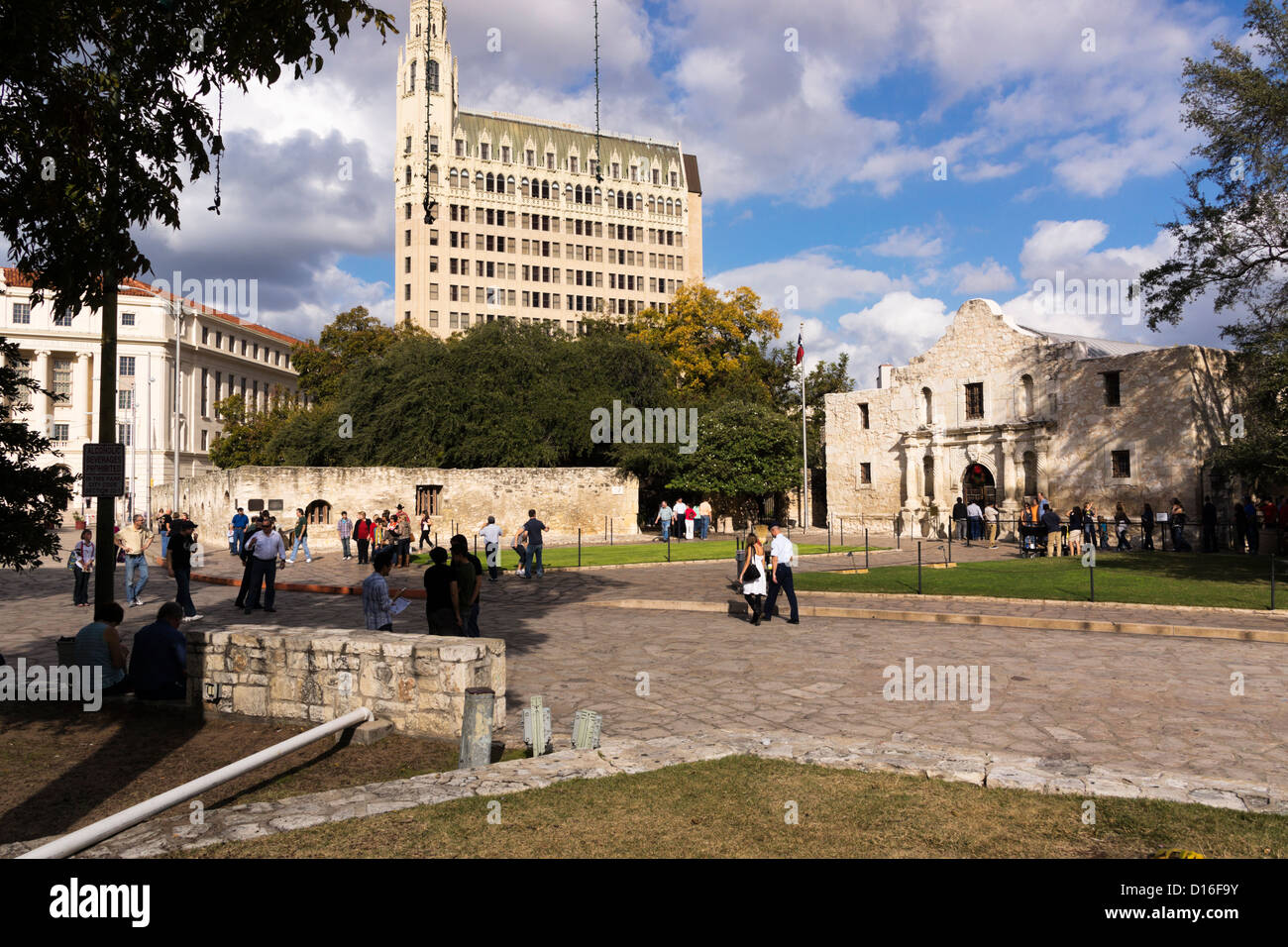 La Alamo nel centro cittadino di San Antonio, Texas. La lunga Caserma dove Jim Bowie è stato riferito che sono stati uccisi si siede a sinistra. Foto Stock