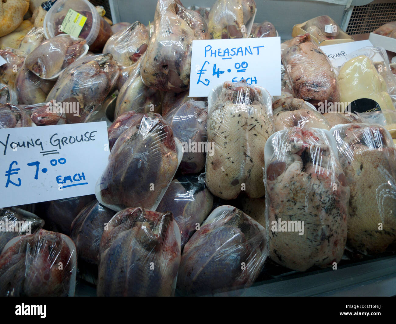 Grouse e fagiano selvaggina selvatica polpa di uccelli in vendita in involucro di plastica in esposizione al Borough Market, London Bridge, Londra, Inghilterra, Regno Unito KATHY DEWITT Foto Stock