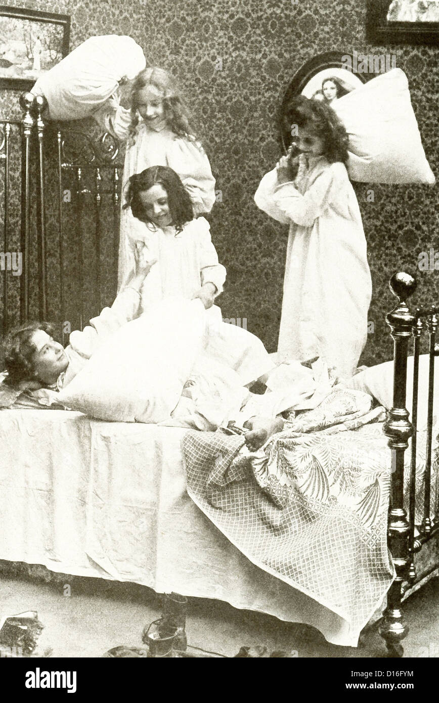 Questa annata fotografia mostra le quattro ragazze avente un cuscino lotta nel 1917. Foto Stock
