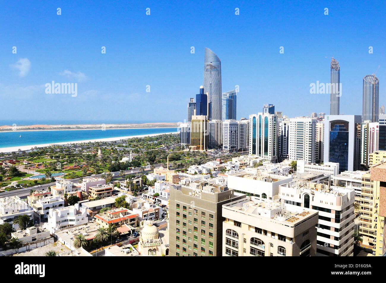 Vista della città di Abu Dhabi, negli Emirati Arabi Uniti per giorno Foto Stock