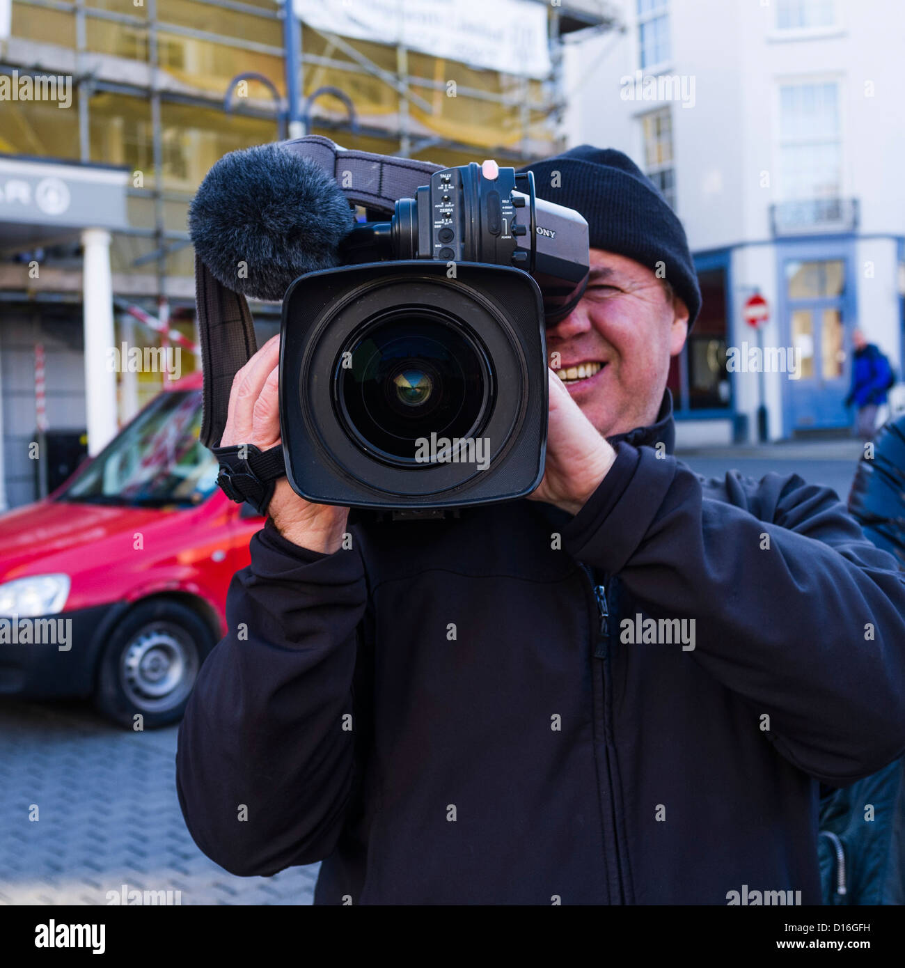 Un cameraman video registrazione utilizzando un broadcast professionali di qualità Sony HD TV telecamera , REGNO UNITO Foto Stock