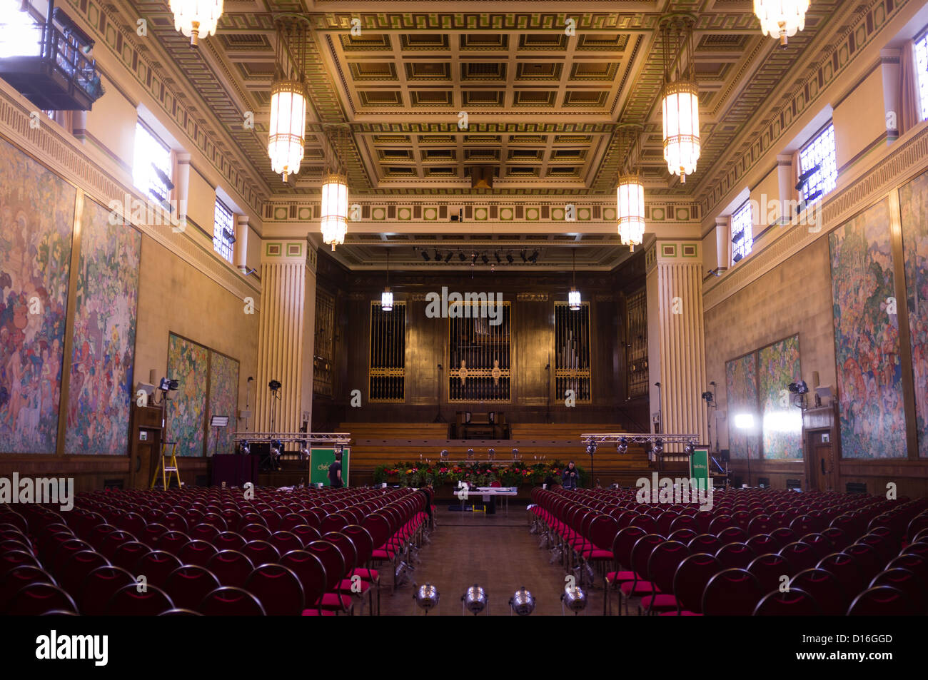 Gli interni ornati del murale coperto Brangwyn Hall a Swansea Wales UK Foto Stock