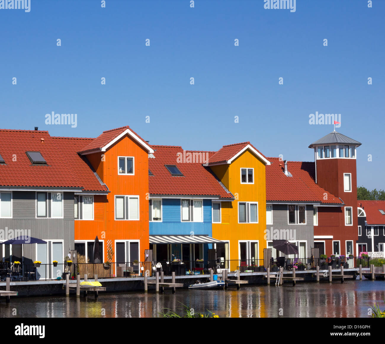 Case colorate con pier in stile scandinavo. Foto Stock
