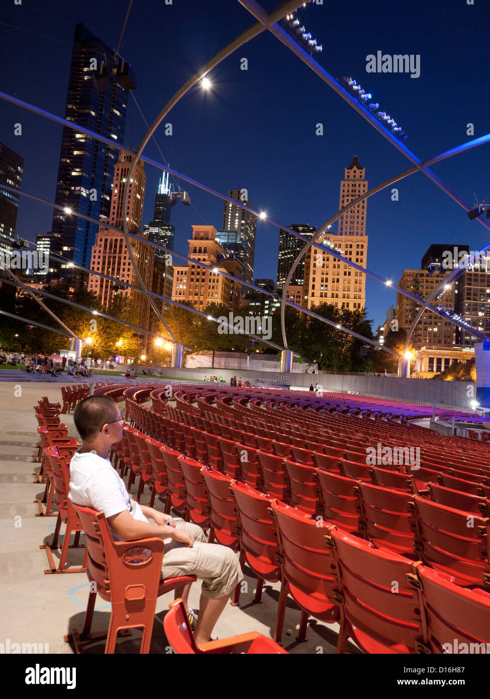 Dopo il concerto presso lo spettacolare Jay Pritzker Pavilion di Millennium Park di Chicago, Illinois. Foto Stock