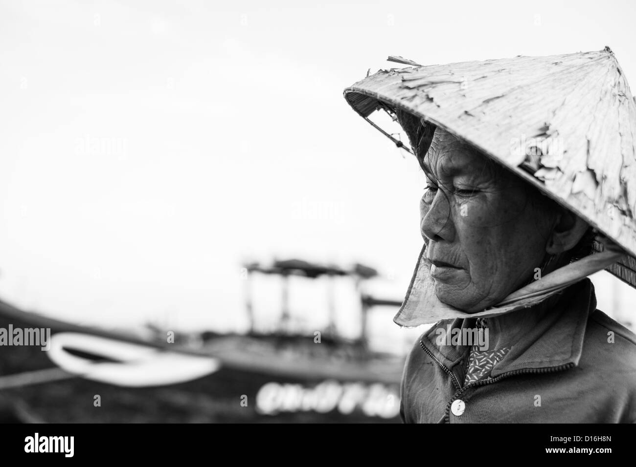 Bianco e nero ritratto di una donna vietnamita che indossa un tradizionale cappello di bambù Foto Stock