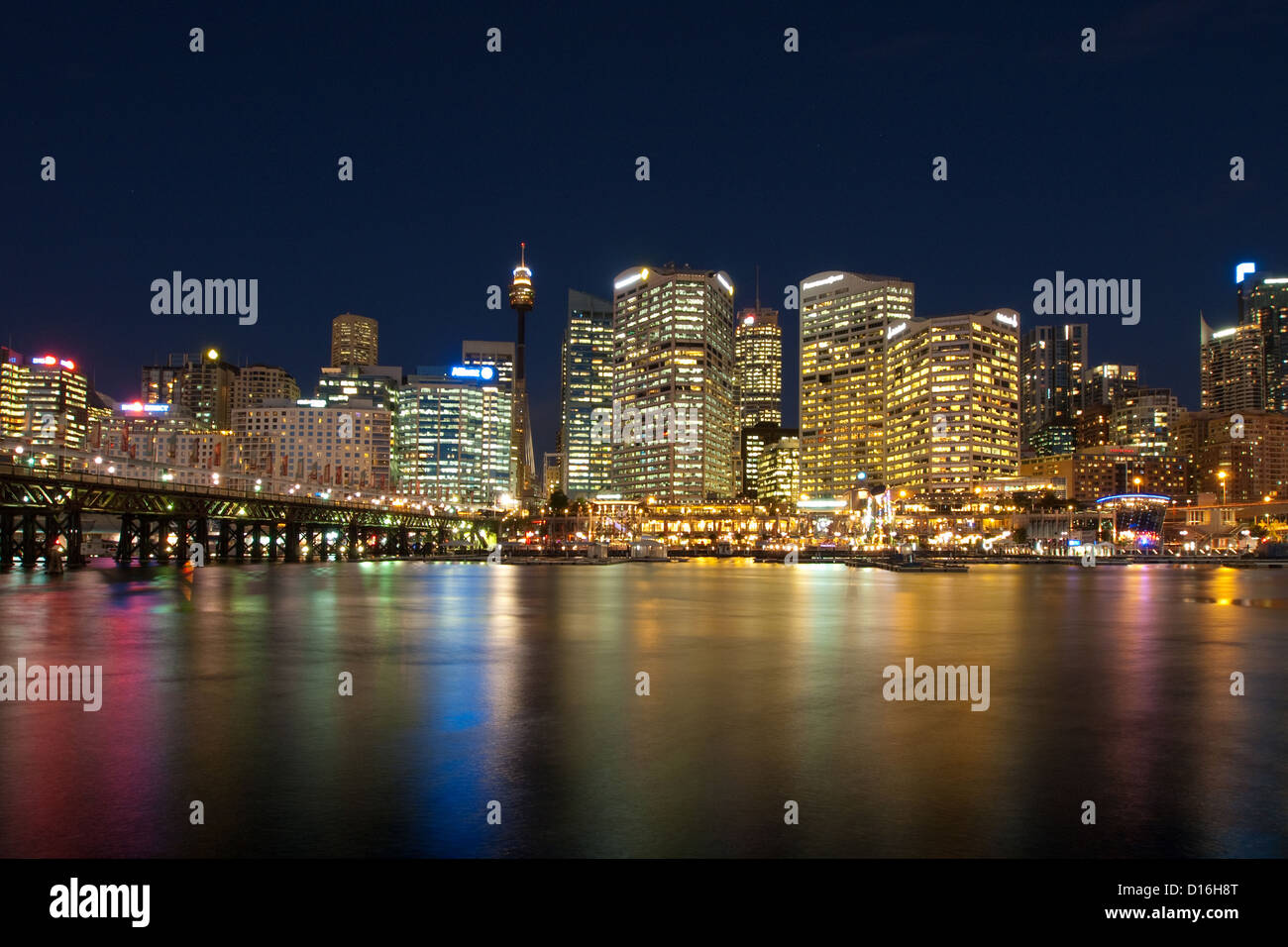 La notte spettacolare skyline di Sydney, Australia come si vede dal Darling Harbour. Foto Stock