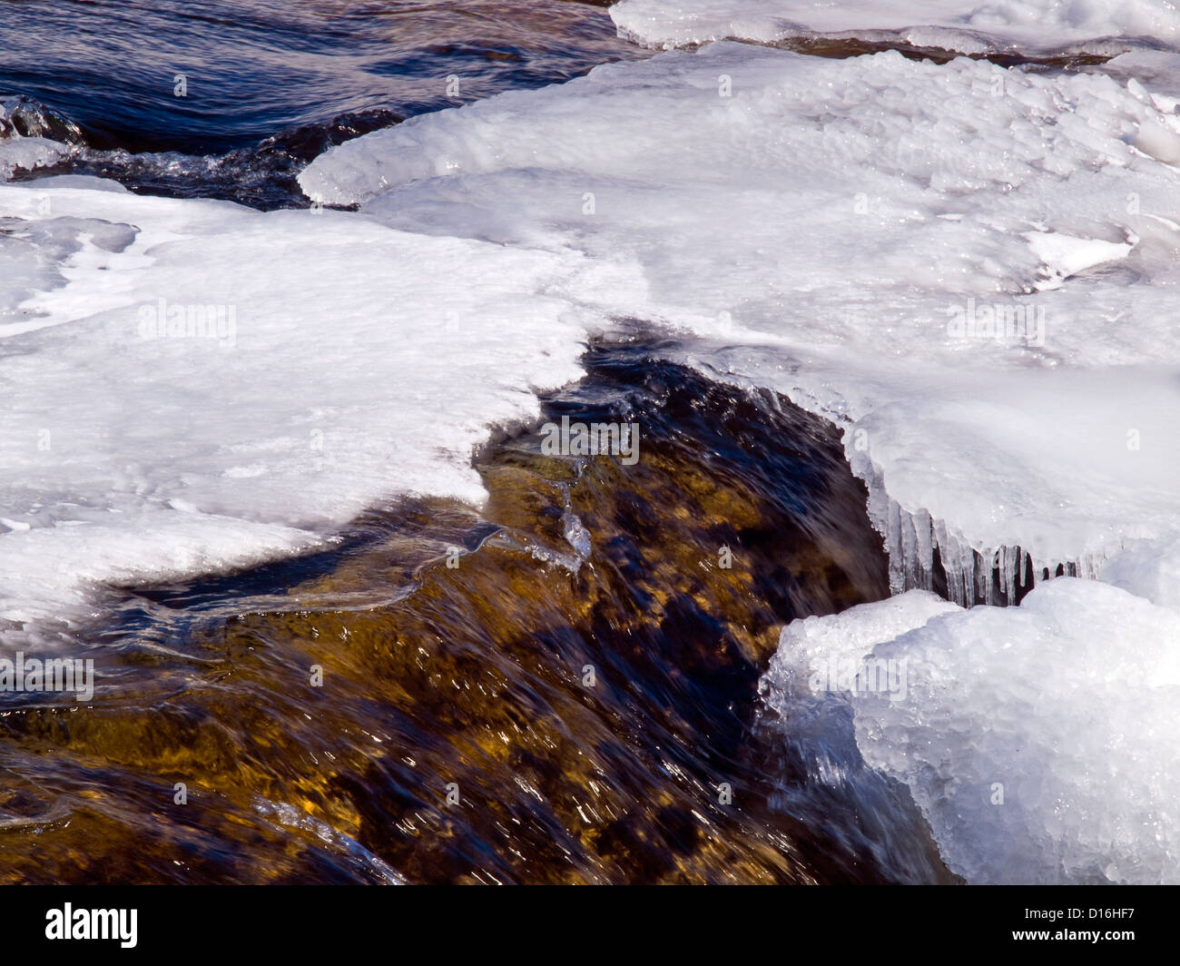 Ghiaccio fondente nel fiume durante il disgelo a molla sull'altopiano di Hardanger in Norvegia Foto Stock