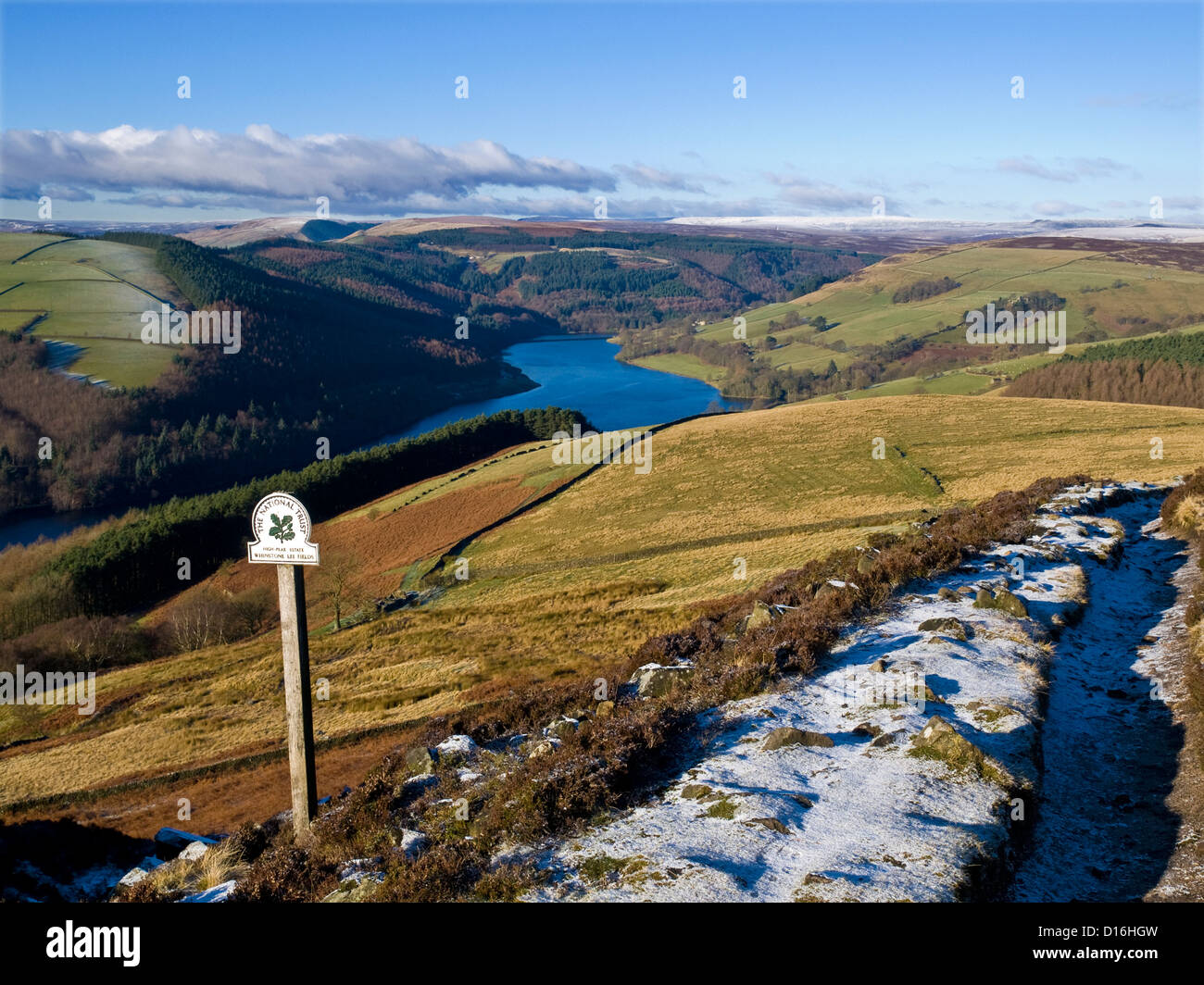 Serbatoio Ladybower da un gelo coperto Derwent bordo nel Peak District Foto Stock