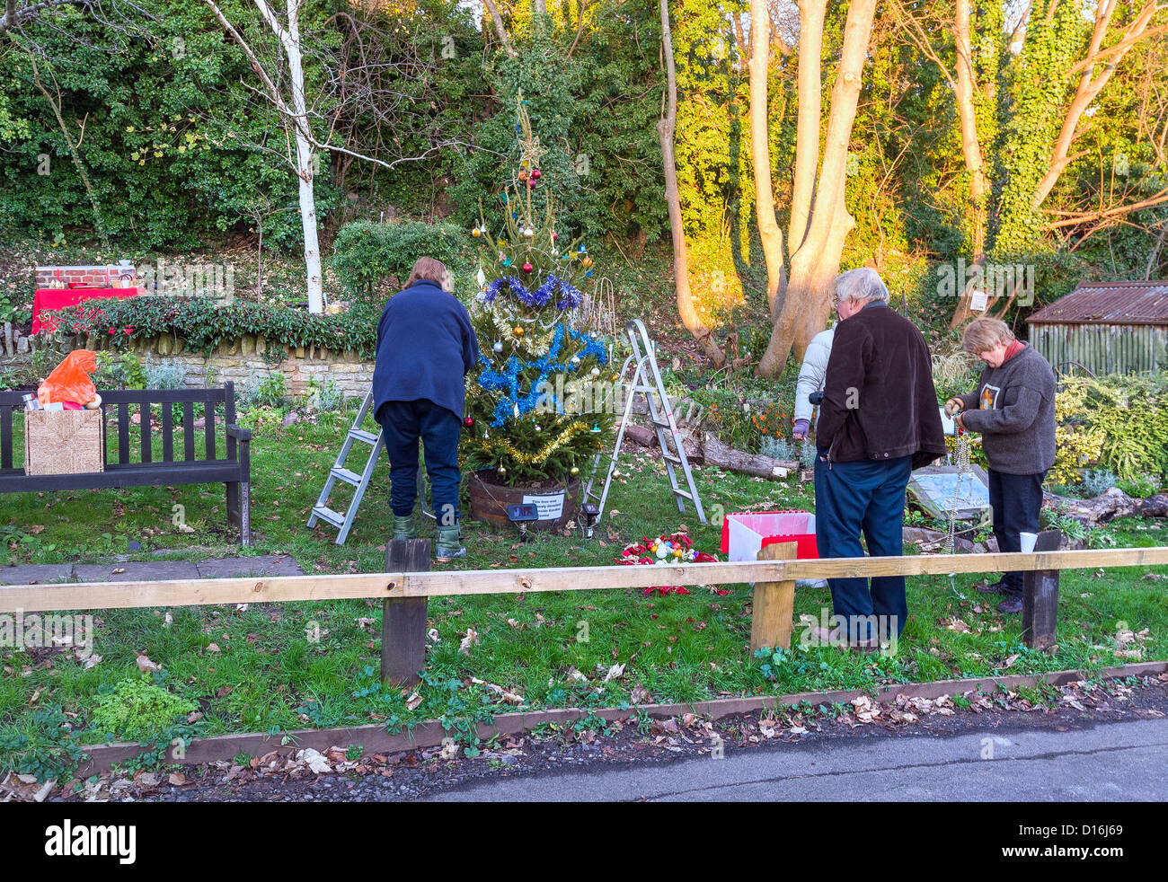 La comunità locale a Bristol decorare un albero di natale su un piccolo parco e la fine della strada Foto Stock