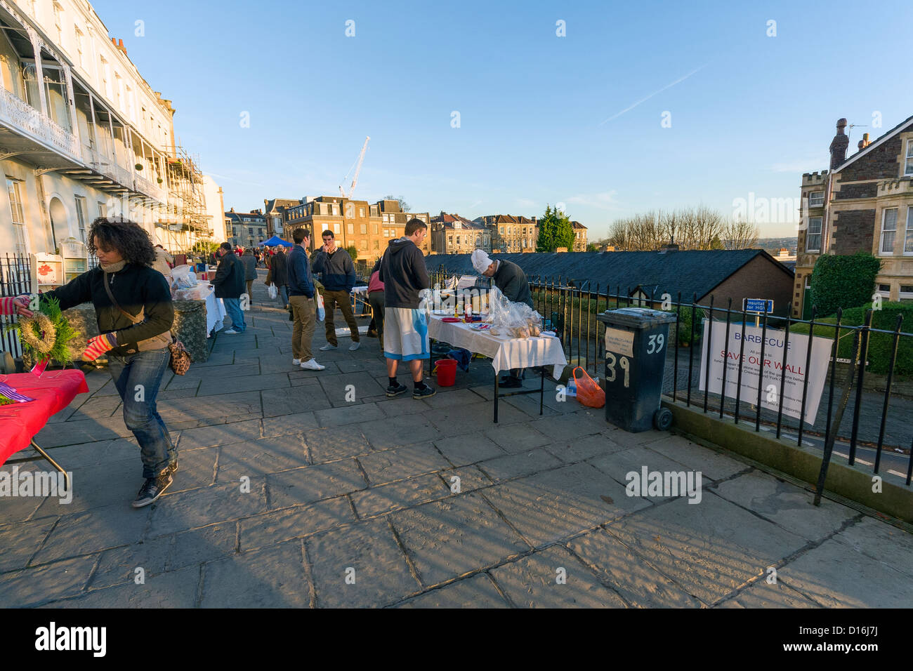 Piccole bancarelle del mercato gestito da gente del posto per il Royal York Mezzaluna in Clifton Bristol Inghilterra Foto Stock