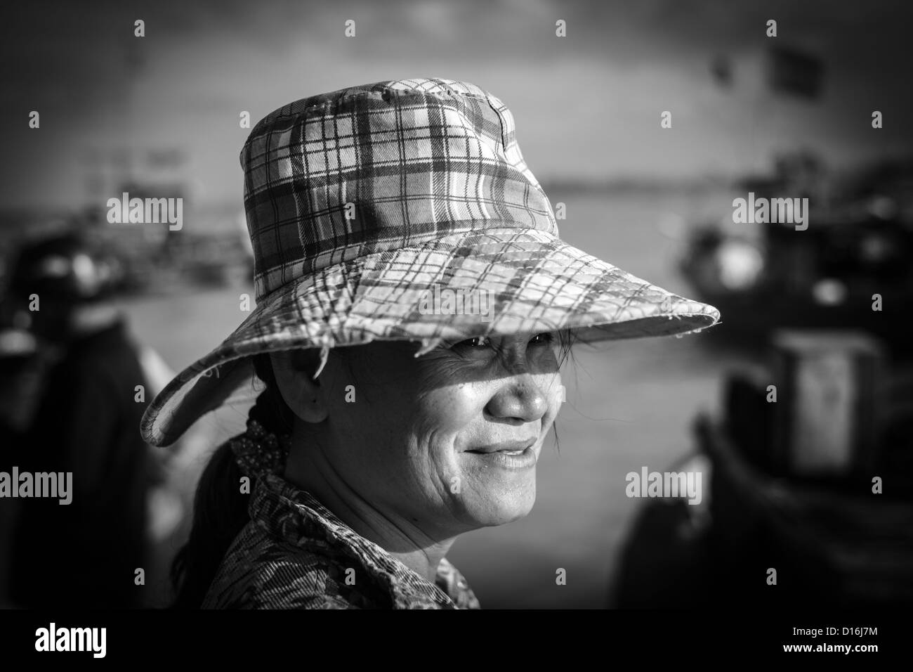 Bianco e nero ritratto di una donna vietnamita che indossa un modellato cappello per il sole Foto Stock