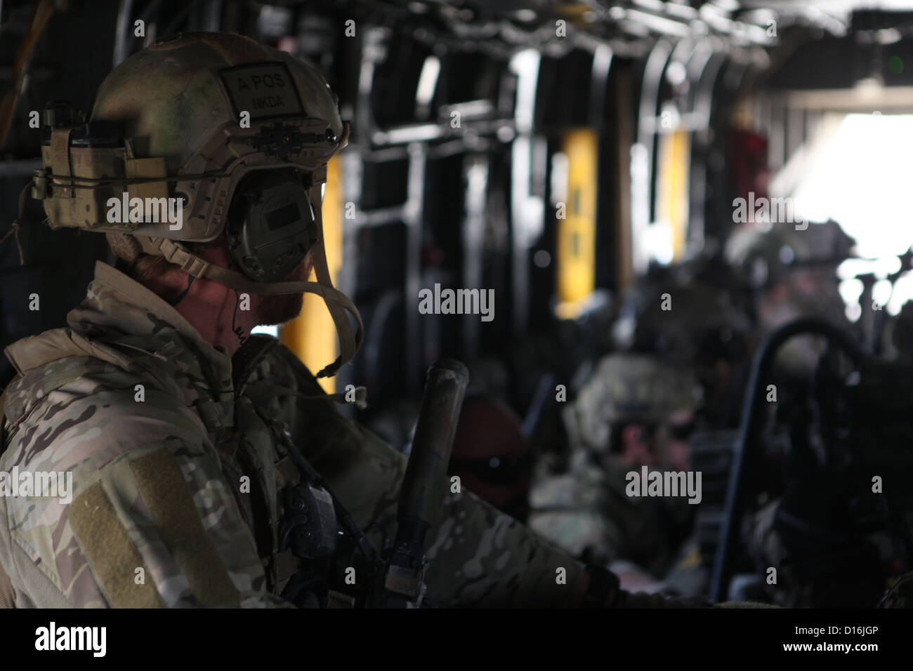 I membri delle Operazioni Speciali Task Force 66 volare su un CH-53E Super Stallion sulla provincia di Helmand, Afghanistan, 7 dicembre, 2012. Task Force 66 condotta operazione Safar Lund. Foto Stock