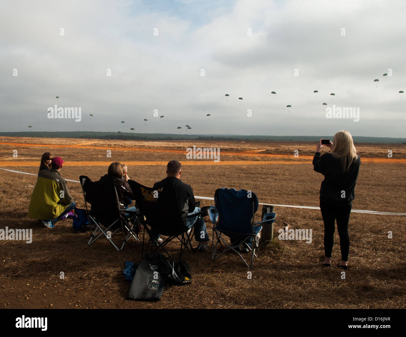 Over 1,600 paratroopers participate in the 15th Annual Randy Oler Memorial Operation Toy Drop at Fort Bragg, NC, donating toys for a chance to earn a parachute jump during this community-focused event. Foto Stock