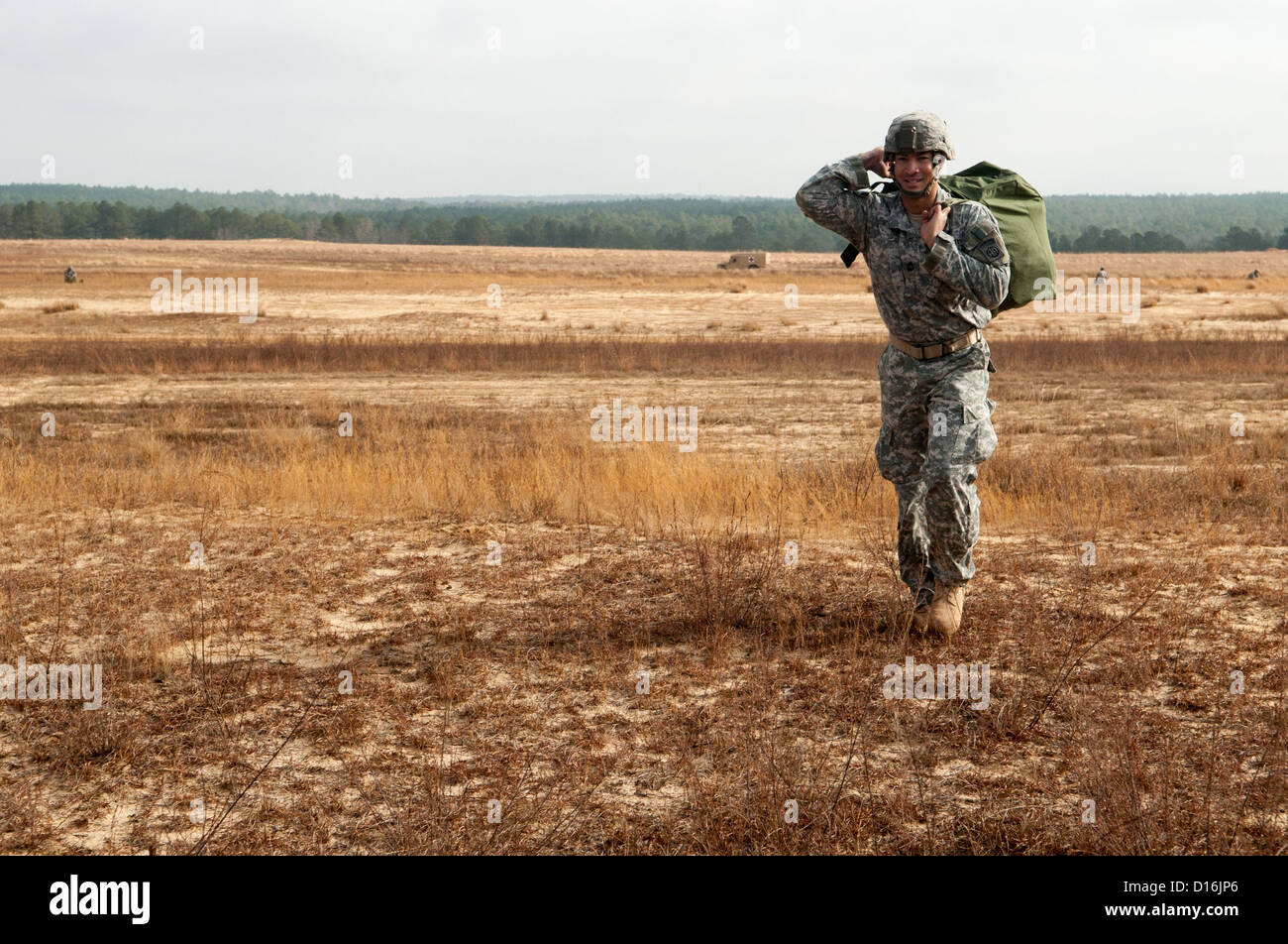 Master Sgt. Christopher Stevens walks off Sicily Drop Zone after participating in the 15th Annual Randy Oler Memorial Operation Toy Drop at Fort Bragg, where soldiers donate toys for children during the event. Foto Stock