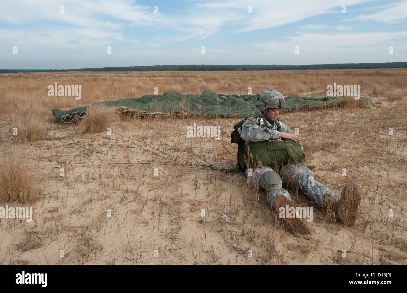 Spc. Kenneth Tubilleja, from the 82nd Airborne Division, removes his reserve parachute after landing at the 15th Annual Randy Oler Memorial Operation Toy Drop at Fort Bragg, NC. Foto Stock