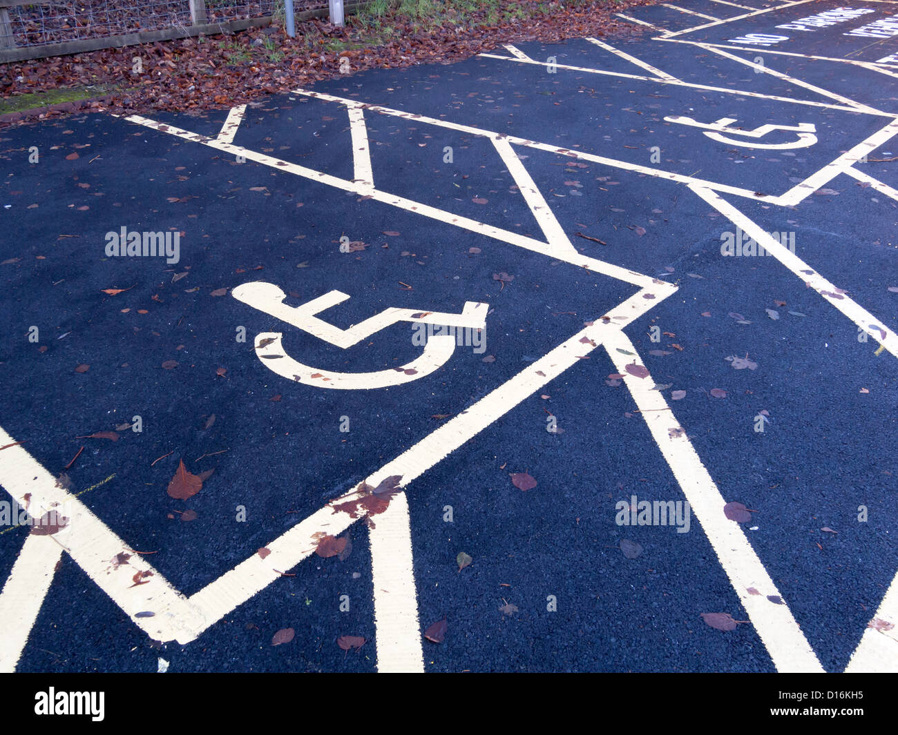 Due nuovi contrassegnati disabili spazi di parcheggio per disabili titolari di badge solo Foto Stock